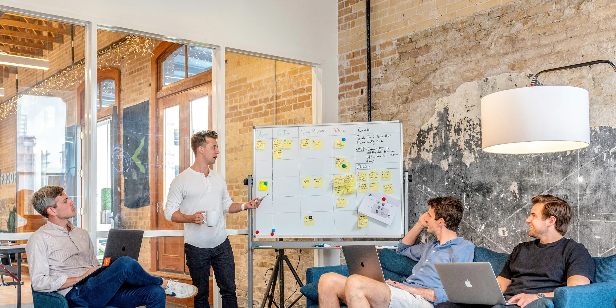Team bespreekt een contentplanning op een whiteboard
